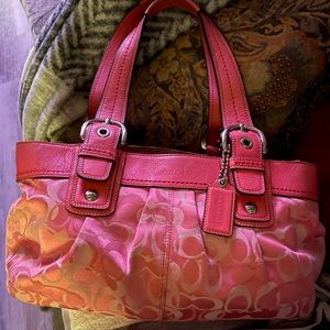 GUC Pink Soho Coach purse!